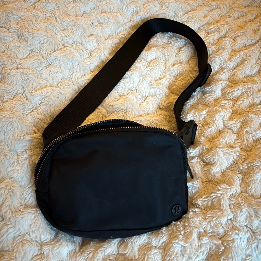 Lululemon everywhere belt bag